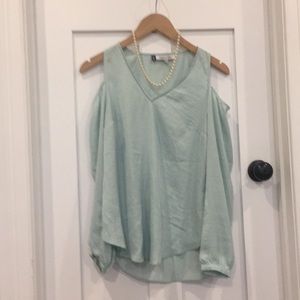 Jennifer Lopez shoulderless Shirt.